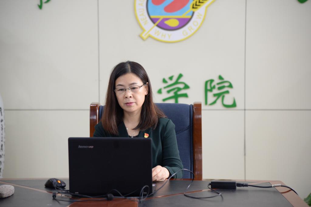 必赢线路检测中心党委书记武小霞主持会议