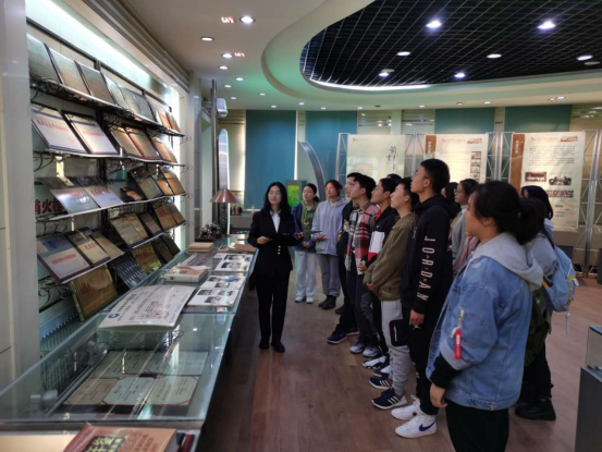 参观必赢线路检测中心院史馆